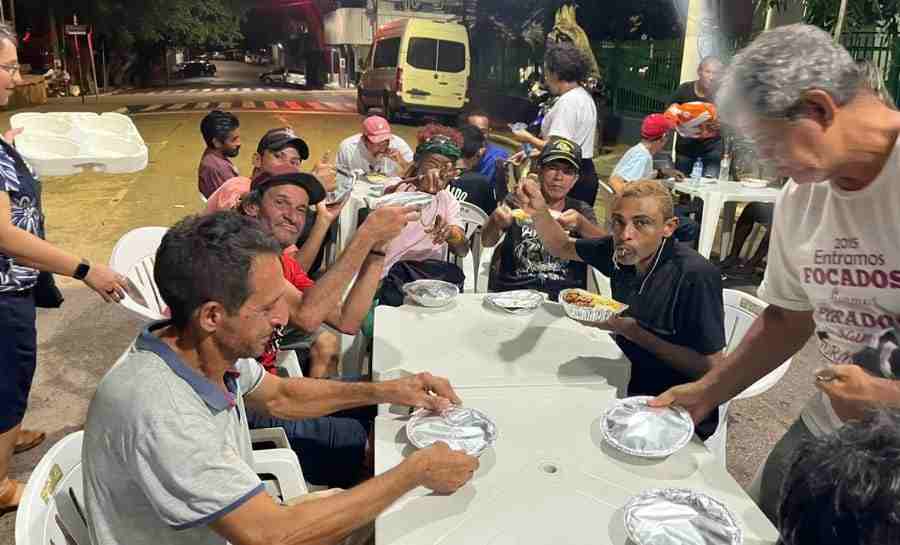 Prefeitura de Rio Branco realiza jantar especial para pessoas em situação de rua